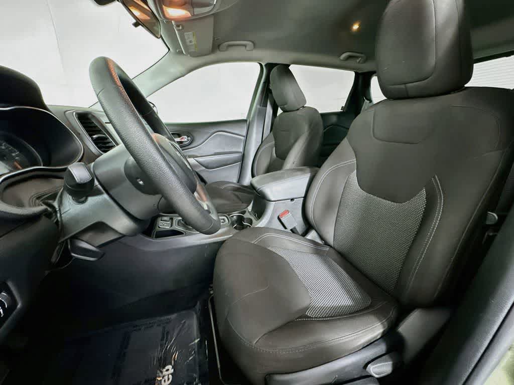 Thumbnail: 2019 Jeep Cherokee - 11