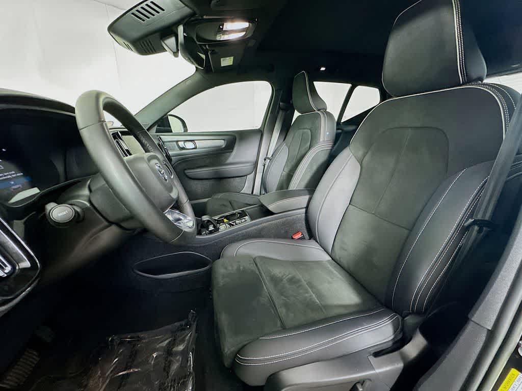 Thumbnail: 2023 Volvo XC40 - 12