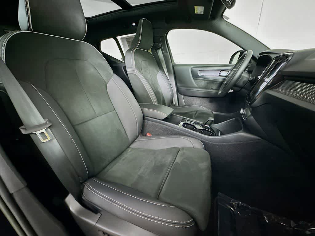 Thumbnail: 2023 Volvo XC40 - 15