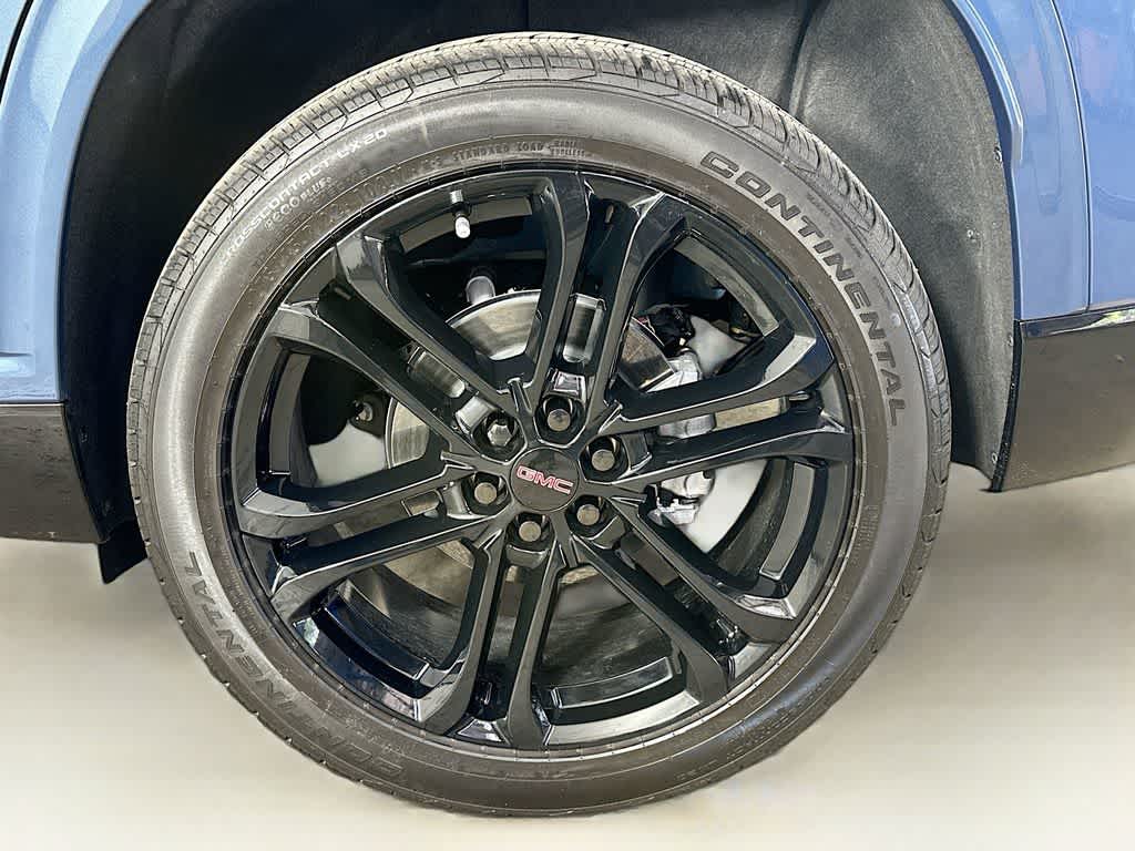 2025 GMC Acadia Denali 8