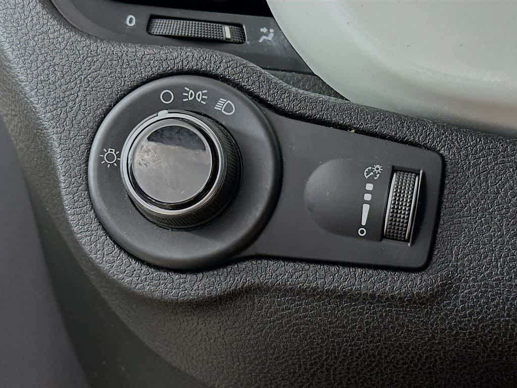 Thumbnail: 2016 Fiat 500X - 25