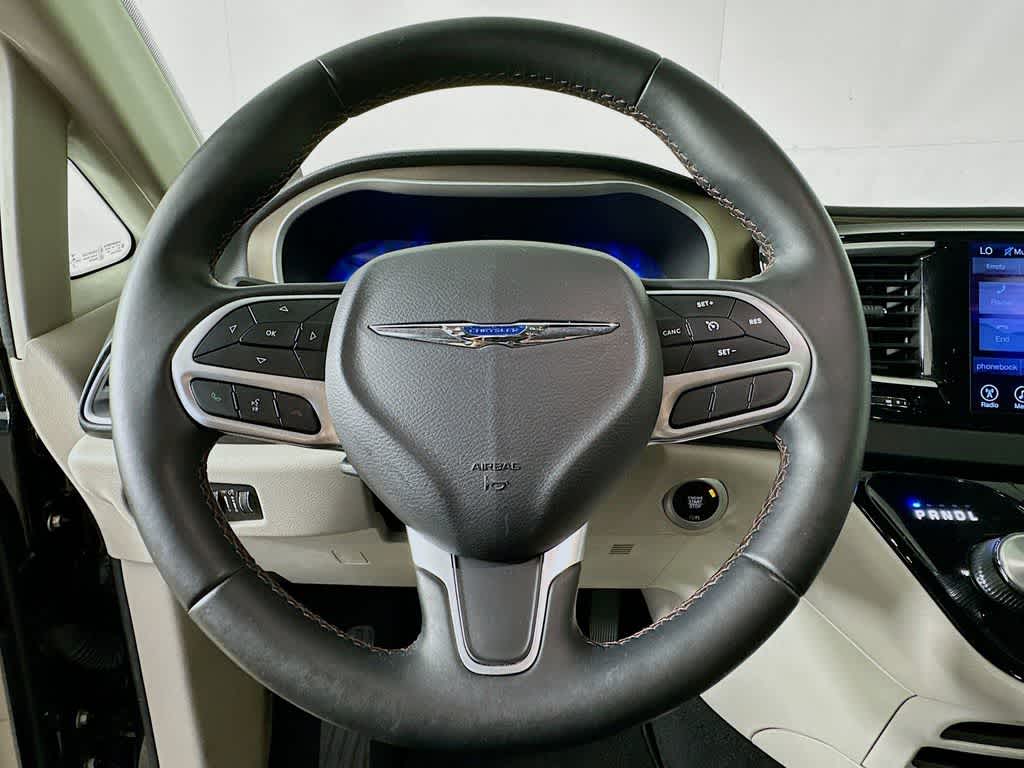 Thumbnail: 2017 Chrysler Pacifica - 16