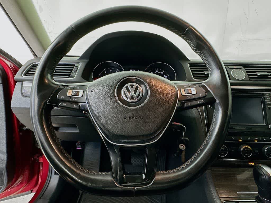 Thumbnail: 2016 Volkswagen Passat - 16