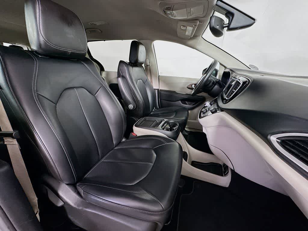 Thumbnail: 2021 Chrysler Voyager - 15