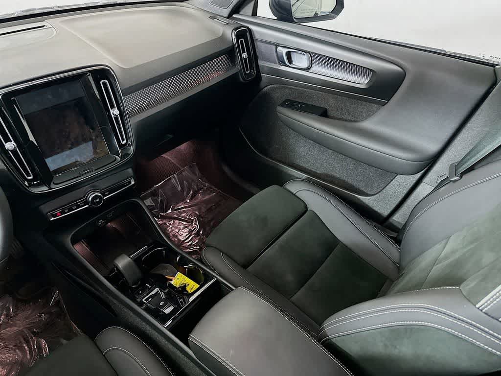 Thumbnail: 2023 Volvo XC40 - 11