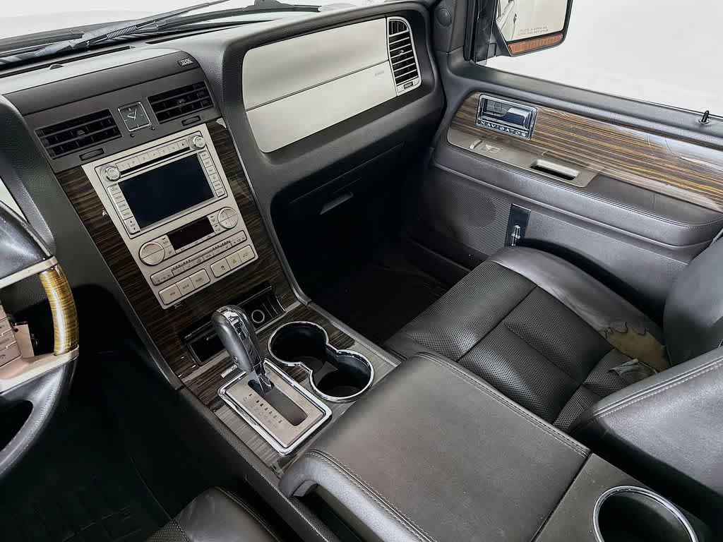 2010 Lincoln Navigator  11