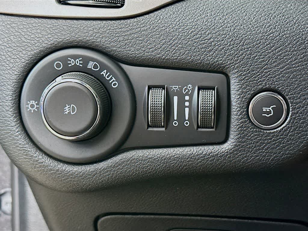 Thumbnail: 2022 Jeep Cherokee - 27