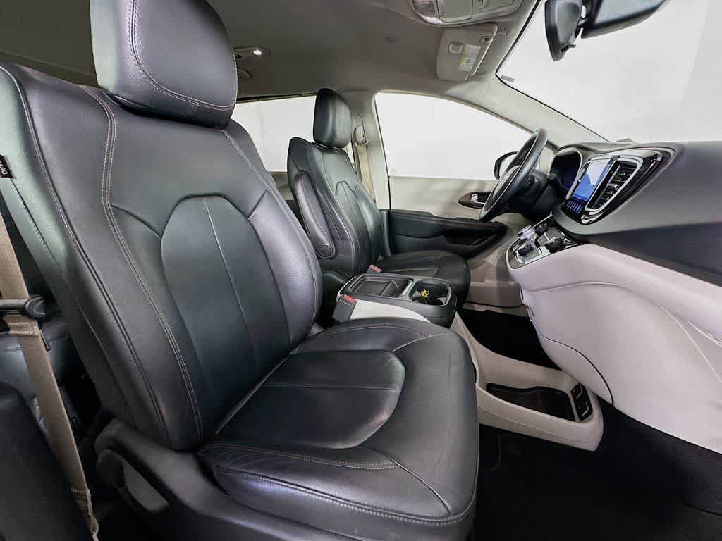 Thumbnail: 2017 Chrysler Pacifica - 15