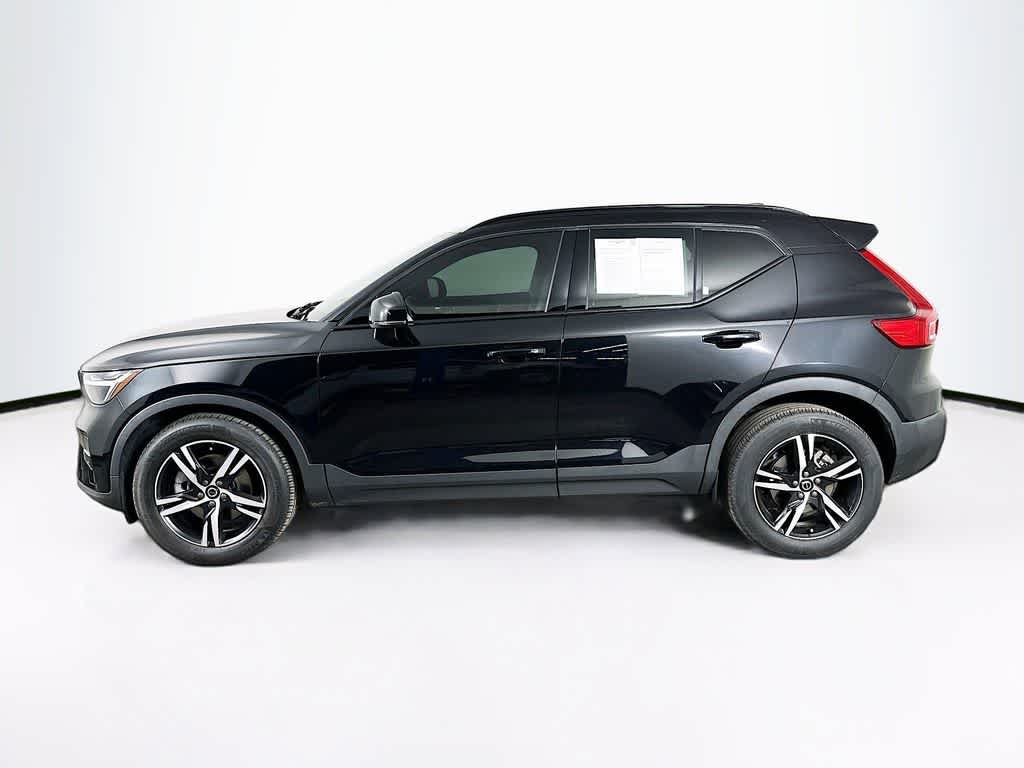 Thumbnail: 2023 Volvo XC40 - 3