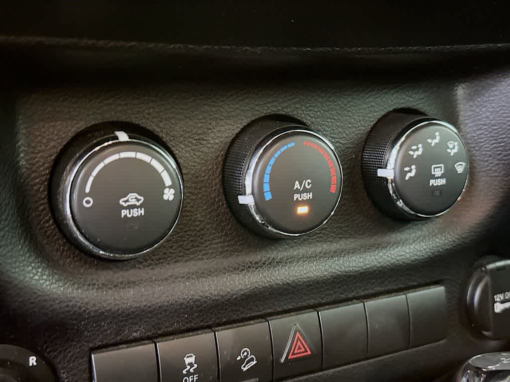 Thumbnail: 2014 Jeep Wrangler - 16