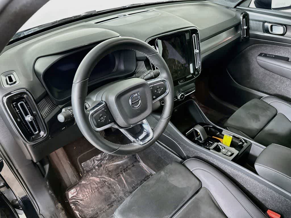Thumbnail: 2023 Volvo XC40 - 2