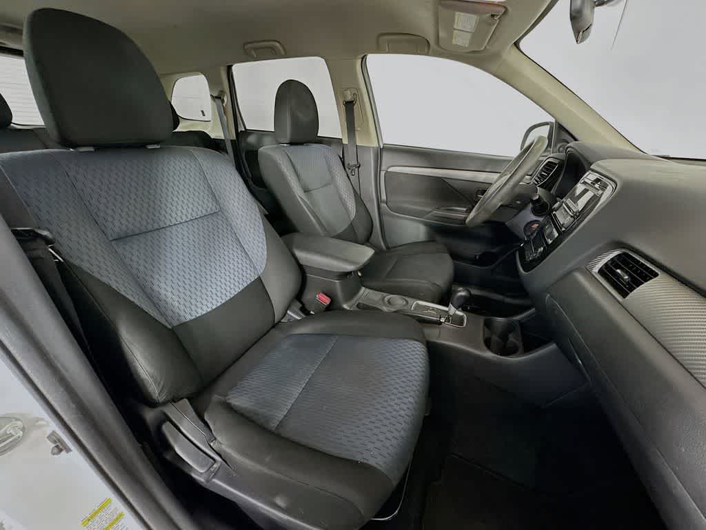 Thumbnail: 2014 Mitsubishi Outlander - 14