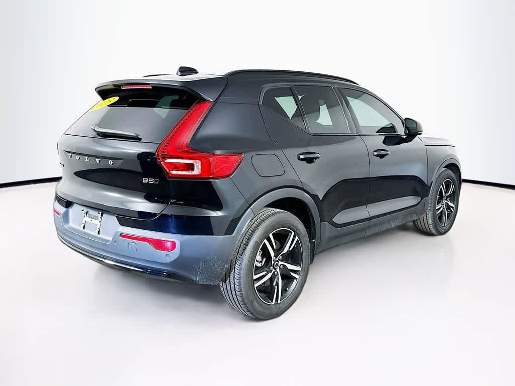 Thumbnail: 2023 Volvo XC40 - 23