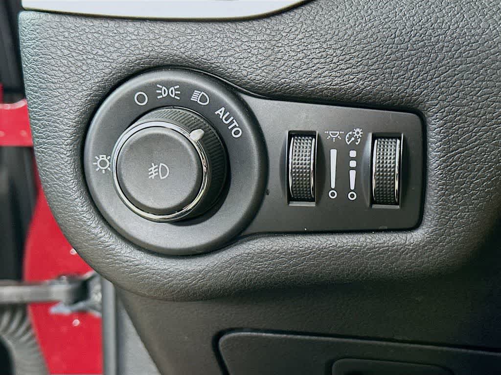 Thumbnail: 2016 Jeep Cherokee - 27