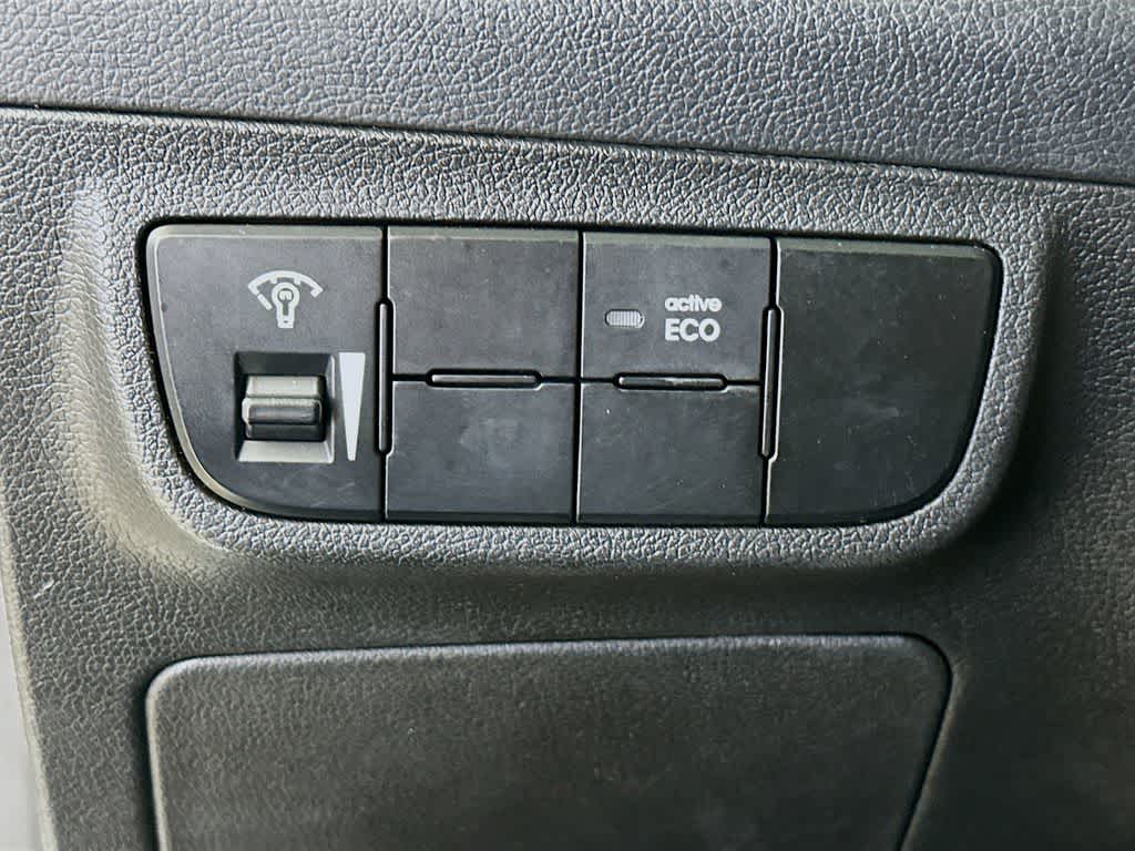 Thumbnail: 2015 Hyundai Veloster - 26