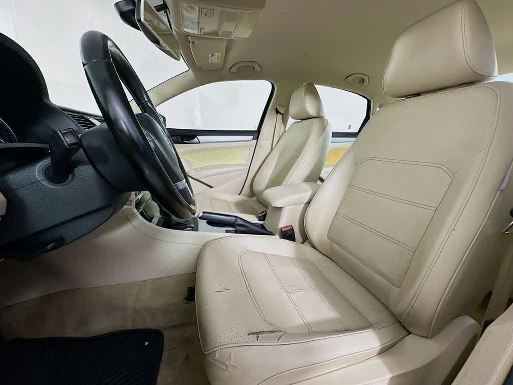 Thumbnail: 2013 Volkswagen Passat - 12