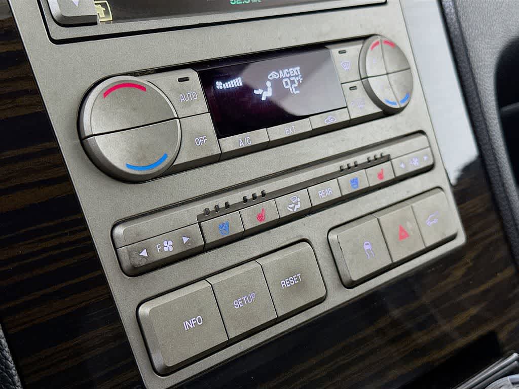 2010 Lincoln Navigator  18