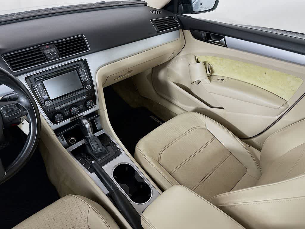 Thumbnail: 2013 Volkswagen Passat - 11