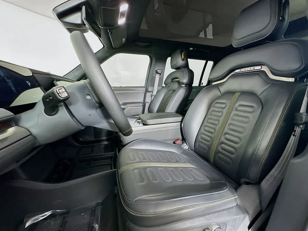 Thumbnail: 2025 Rivian R1S - 11