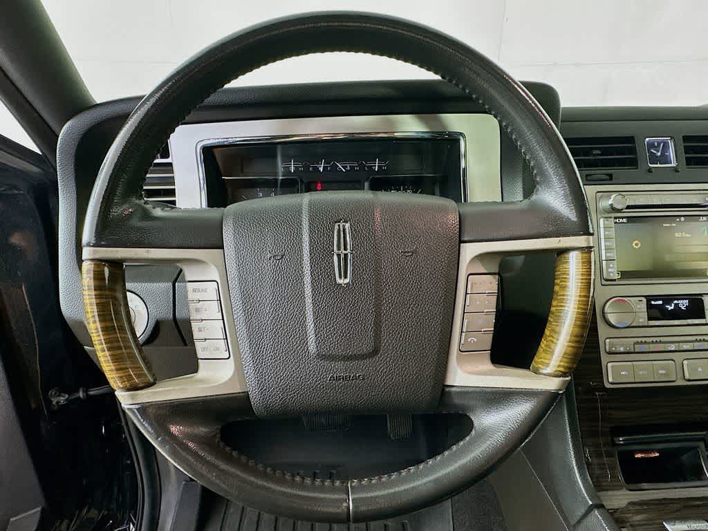 2010 Lincoln Navigator  16