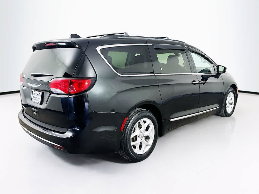 Thumbnail: 2017 Chrysler Pacifica - 25