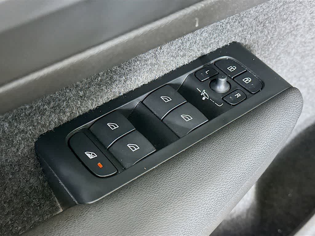 Thumbnail: 2023 Volvo XC40 - 28