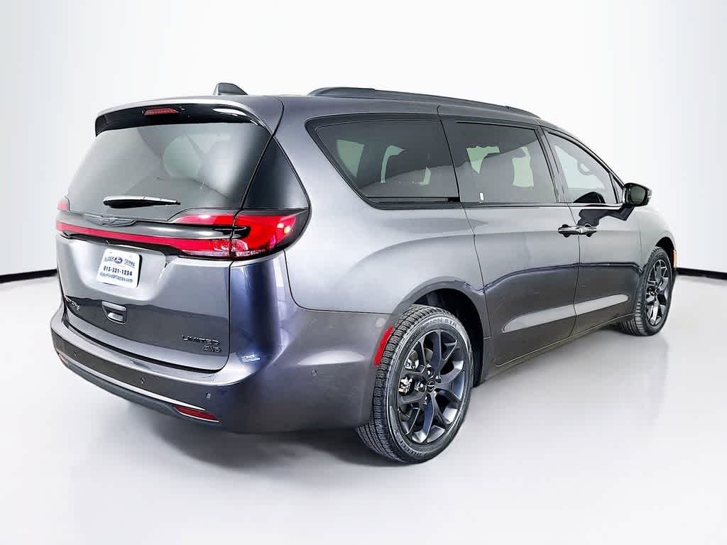Thumbnail: 2022 Chrysler Pacifica - 24