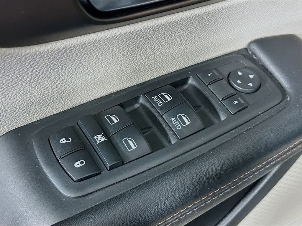 Thumbnail: 2017 Chrysler Pacifica - 30