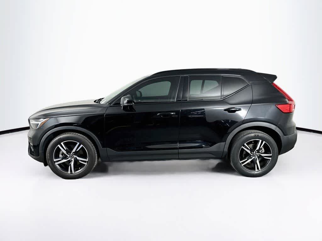 Thumbnail: 2023 Volvo XC40 - 3