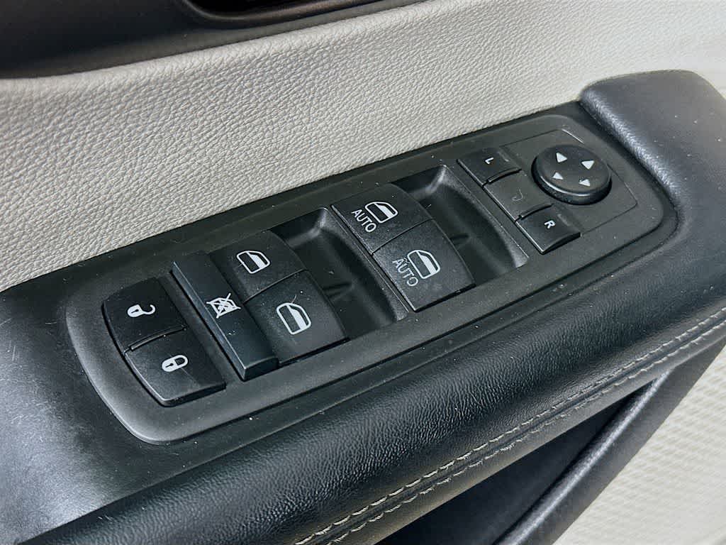 Thumbnail: 2021 Chrysler Voyager - 28