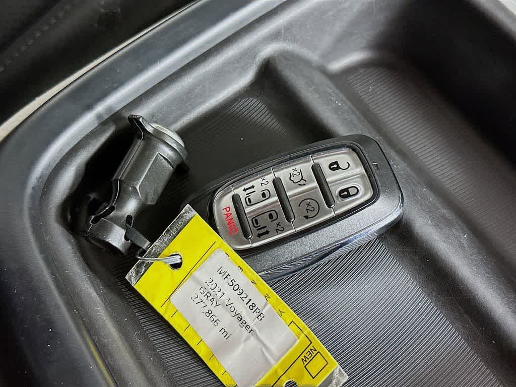 Thumbnail: 2021 Chrysler Voyager - 22