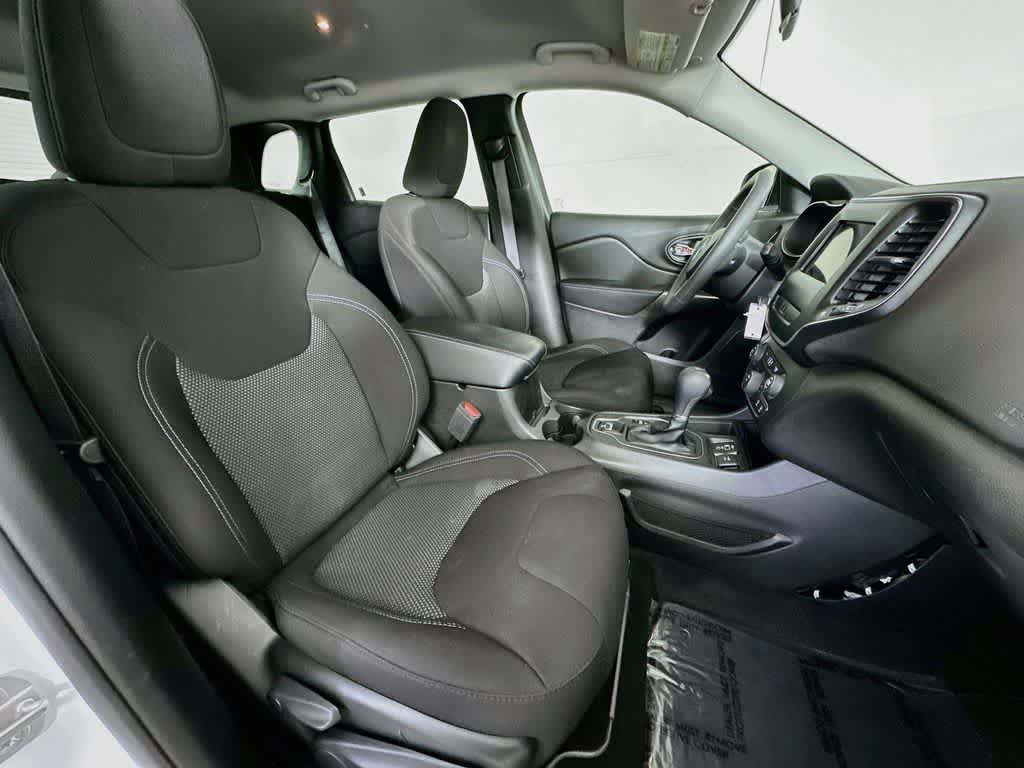 Thumbnail: 2020 Jeep Cherokee - 14