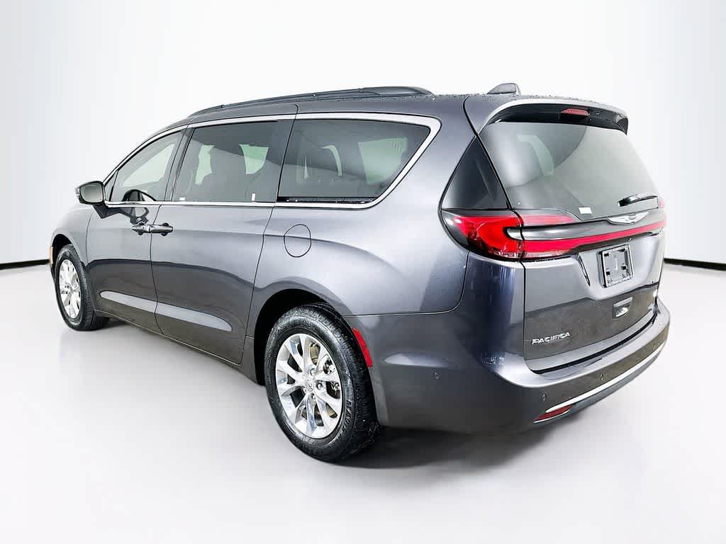 Thumbnail: 2022 Chrysler Pacifica - 4