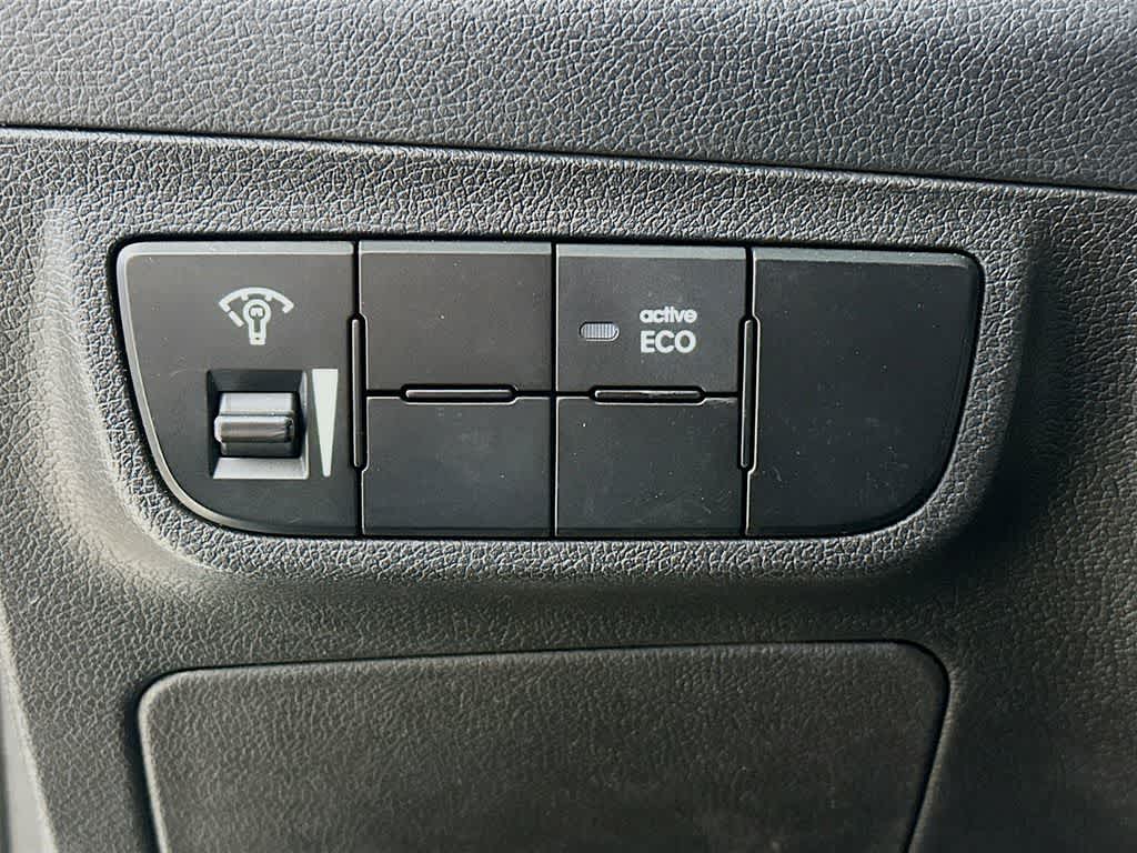 Thumbnail: 2015 Hyundai Veloster - 26