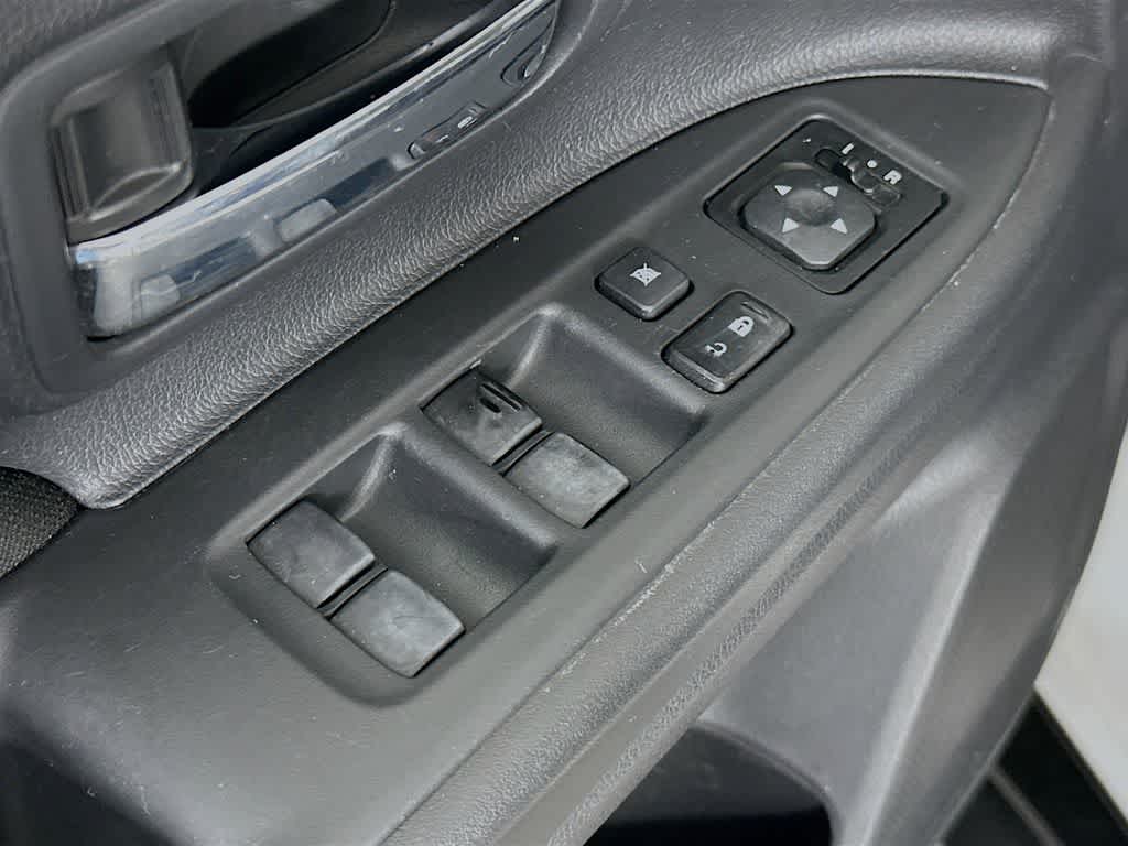 Thumbnail: 2014 Mitsubishi Outlander - 26