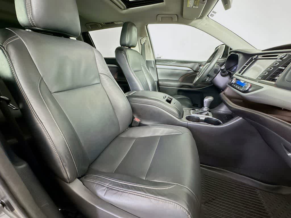 Thumbnail: 2017 Toyota Highlander - 15