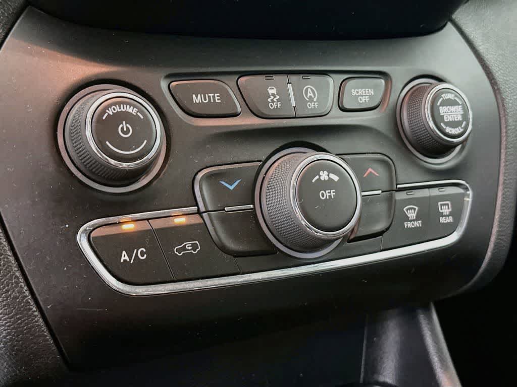 Thumbnail: 2019 Jeep Cherokee - 17