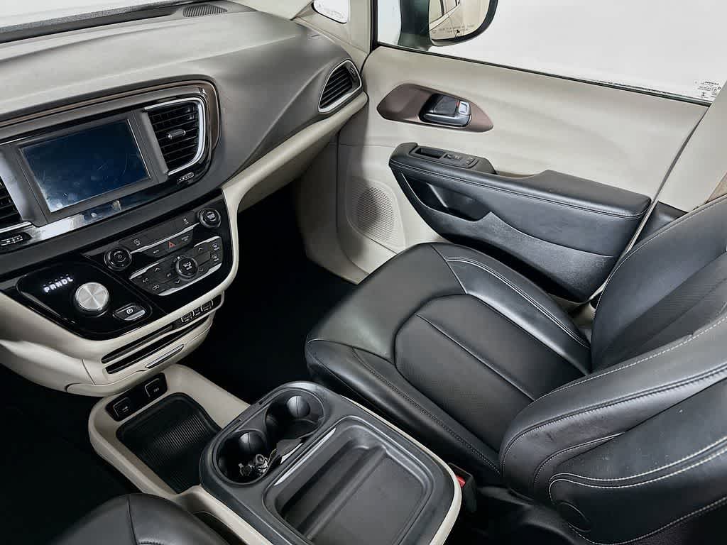 Thumbnail: 2021 Chrysler Voyager - 10