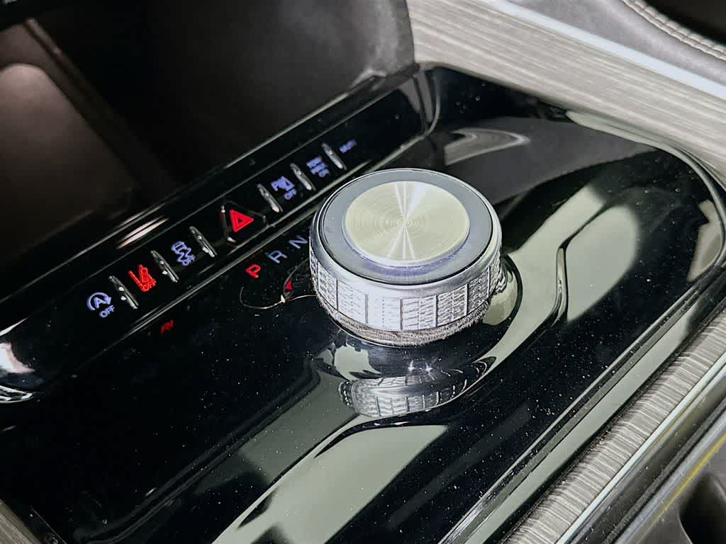 Thumbnail: 2023 Jeep Wagoneer - 18