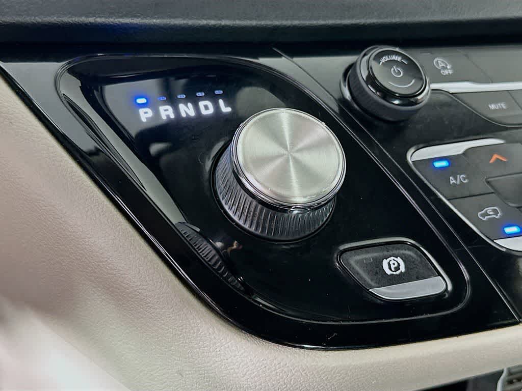 Thumbnail: 2021 Chrysler Voyager - 19