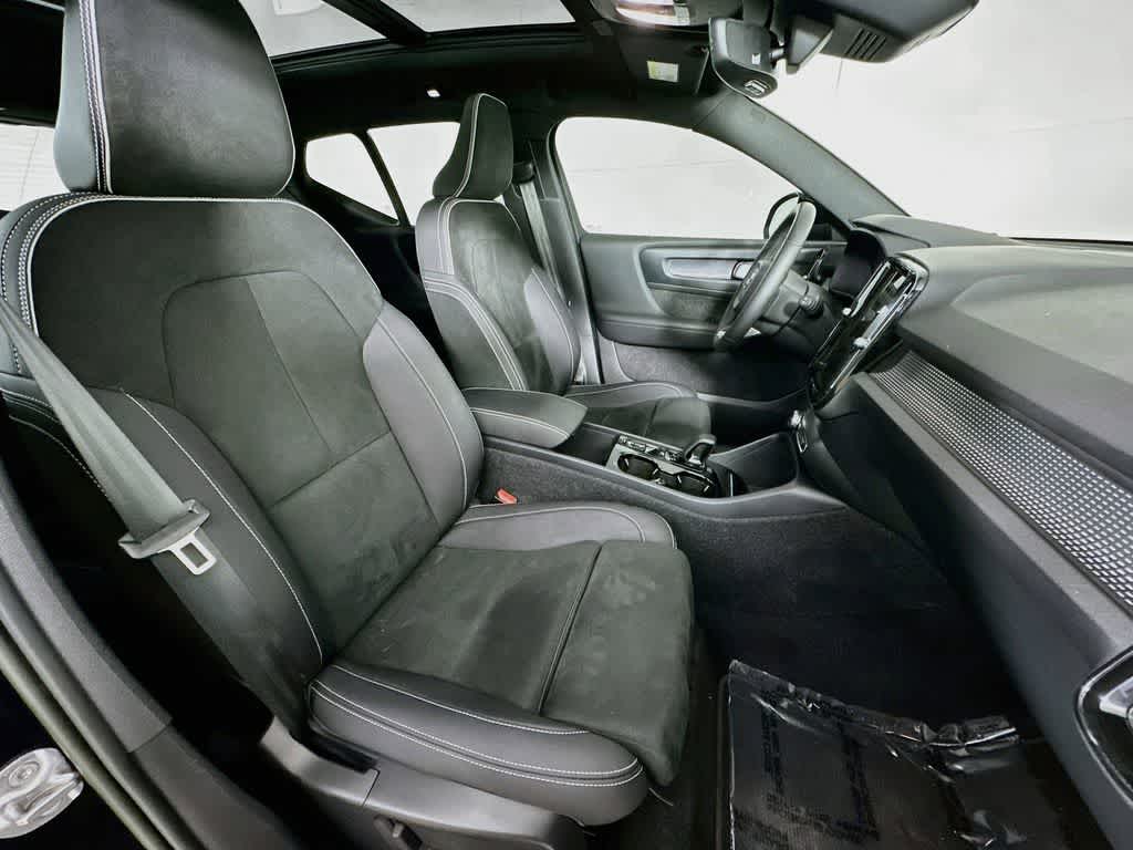 Thumbnail: 2023 Volvo XC40 - 15