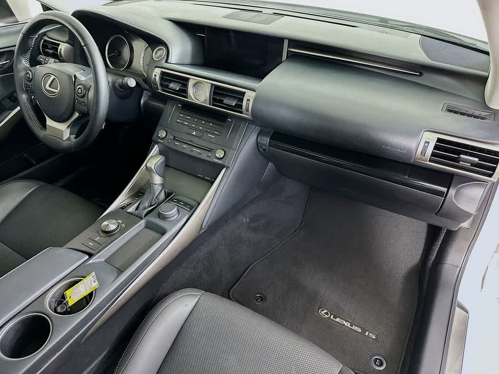 2016 Lexus IS 200t 32
