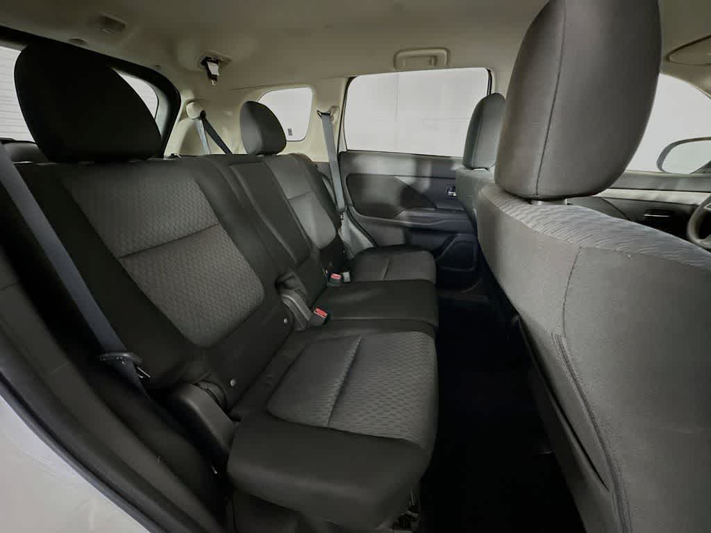 Thumbnail: 2014 Mitsubishi Outlander - 29