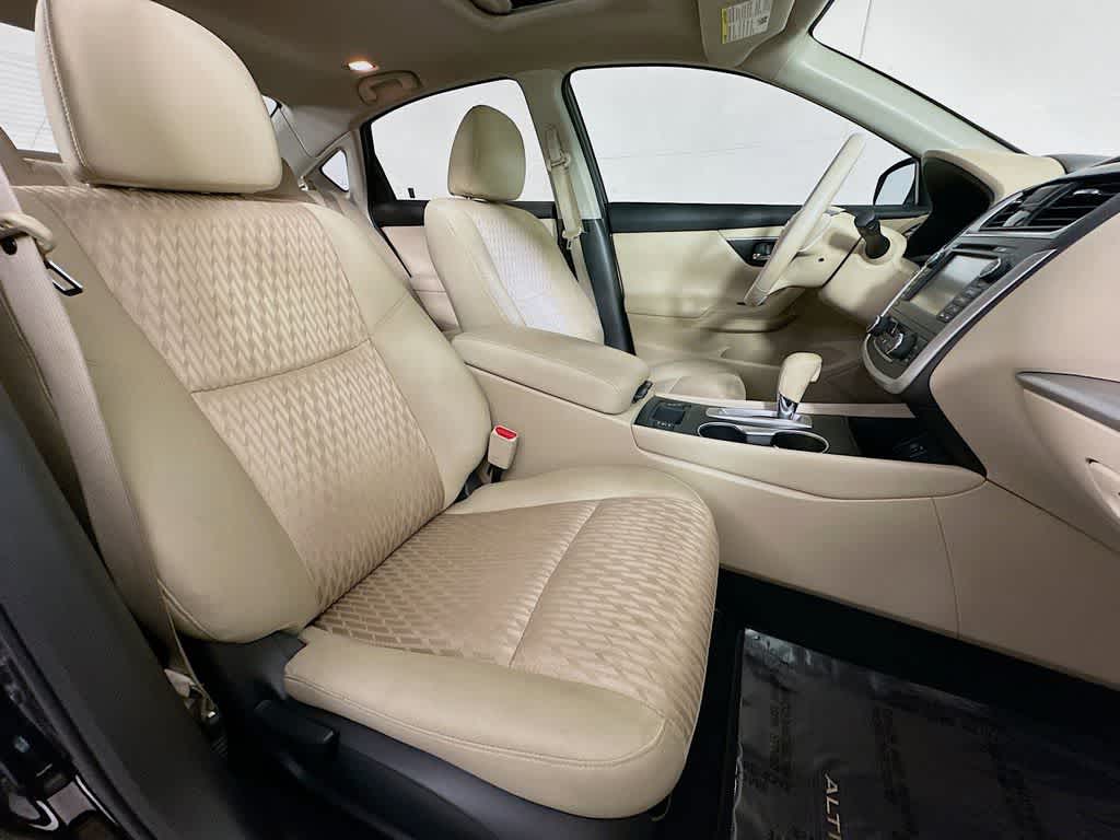 Thumbnail: 2017 Nissan Altima - 15