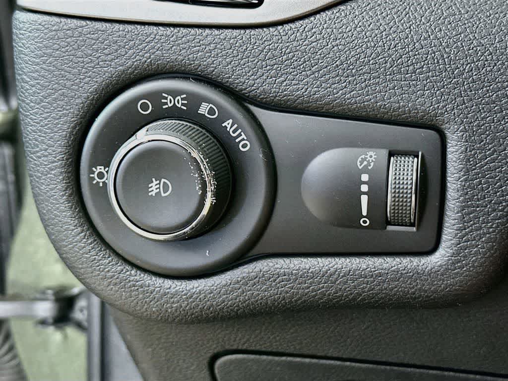 Thumbnail: 2019 Jeep Cherokee - 25