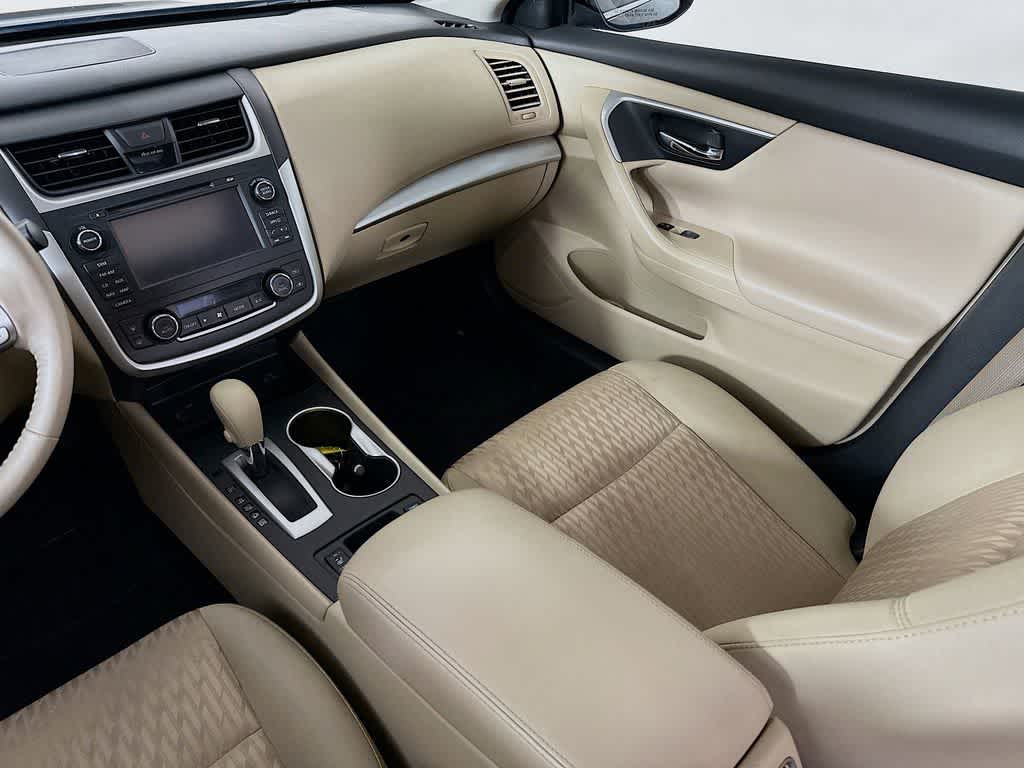 Thumbnail: 2017 Nissan Altima - 11