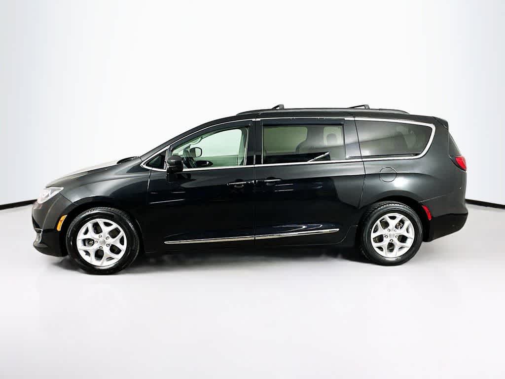 Thumbnail: 2017 Chrysler Pacifica - 3