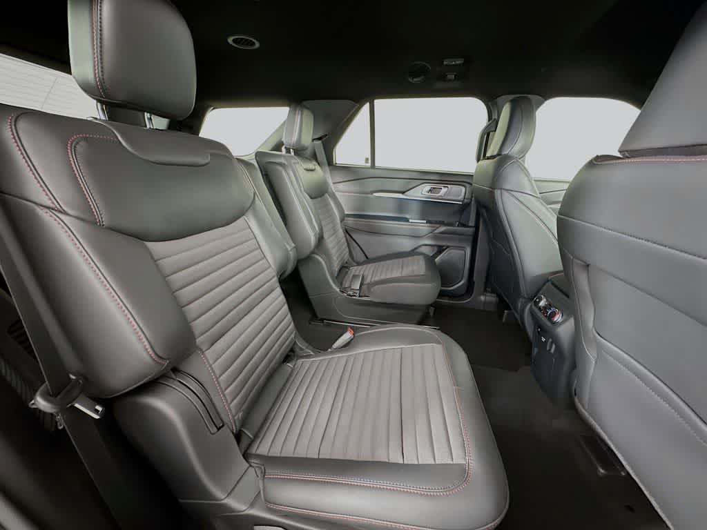 2025 Ford Explorer ST-Line 32