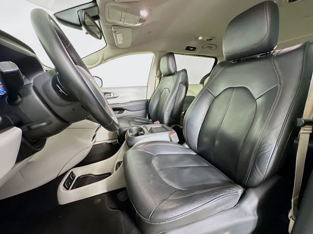 Thumbnail: 2017 Chrysler Pacifica - 12