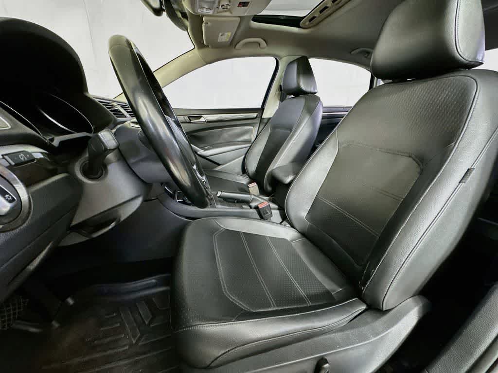 Thumbnail: 2016 Volkswagen Passat - 12